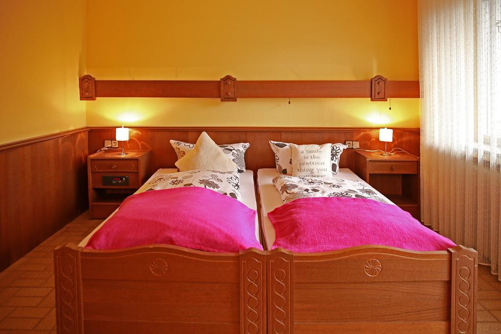 Hotel In Der Strassen โซลิงเงน ภายนอก รูปภาพ